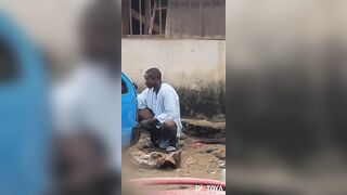 Le cameraman croyais qu'il fait le pipis alors qu'il se masturbe à côté de la voiture garé