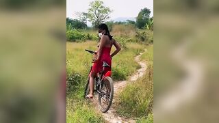 Elle fait du vélo