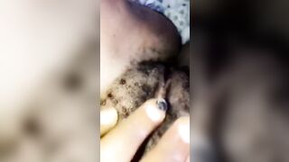Elle fait une vidéo pour sa plaisir