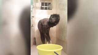Elle prend sont bain