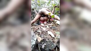 Couple indien infidèle dans la forêt ; il est entrain de lui déchirer sa chatte en écartant bien ses jambes
