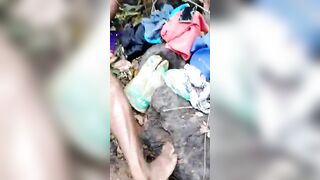 Couple indien infidèle dans la forêt ; il est entrain de lui déchirer sa chatte en écartant bien ses jambes