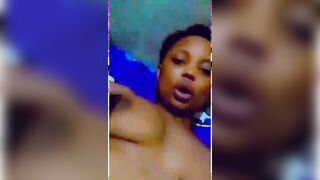 Ma jolie congolaise chante pour moi et masturbation son jolie vagin mouillé