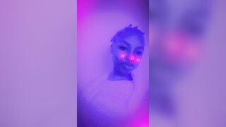 Elle nous montre