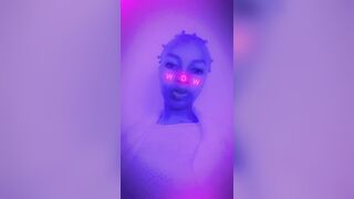 Elle nous montre