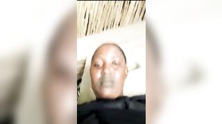 Malienne mousso montre sa grande trou à son copain
