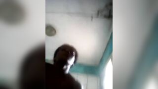 Magnifique gros seins et petit cul de ma femme dans la douche