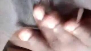 Copine seins tomber se masturbe en direct pour son homme