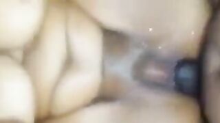 elle gemit beaucoup et le voisin est excite