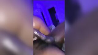 Assi et pompé sur une grande bite