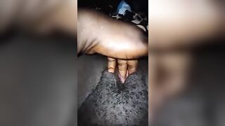 Une fille soninké  met la main dans sa chatte