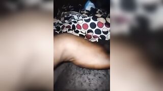 Une fille soninké  met la main dans sa chatte