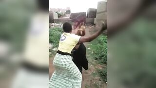Deux femme malien se battre