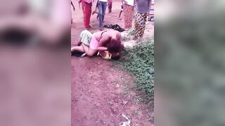 Deux femme malien se battre