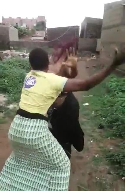 Deux femme malien se battre