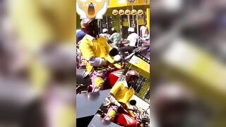 Le motomane se masturbe en circulation