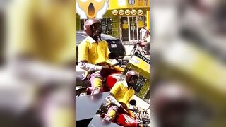 Le motomane se masturbe en circulation