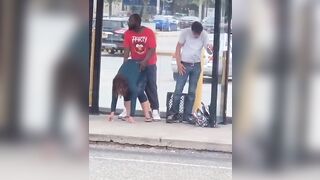 Baise la pauvre blanche a l'arrêt de Bus et jouit par terre