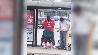 Baise la pauvre blanche a l'arrêt de Bus et jouit par terre