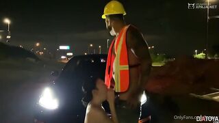 A la chinita le encanta que el negro se lo meta en la calle