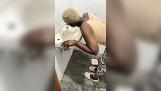 Il baise au toilette