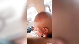 Il baise en conduisant