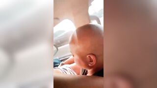 Il baise dans la voiture
