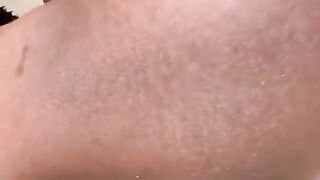 Elle s'ébranle sur la bite