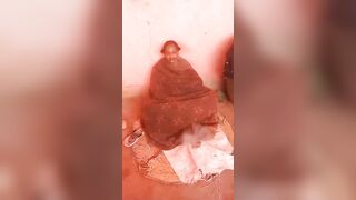 Une mère soudanaise fumant son minou