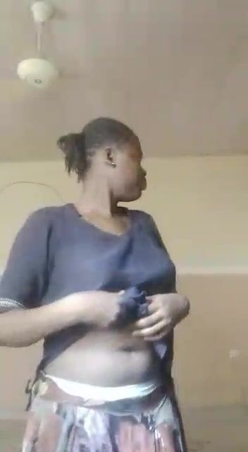 Elle déshabille la malienne