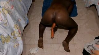 Cet homme blanc donne à cette fille africaine une anale jusqu'à ce qu'elle pleure