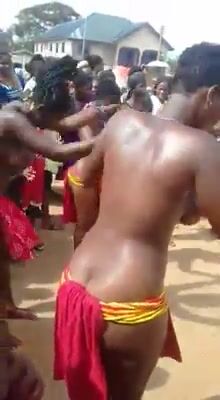 Danse traditionnelle des filles au sein nue