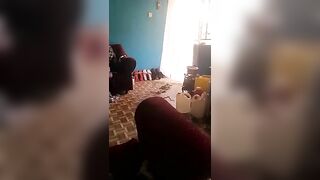 Elle danse devant camera
