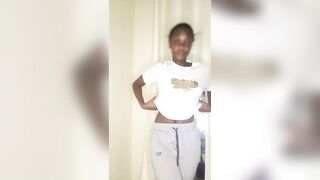 Elle se déshabille::