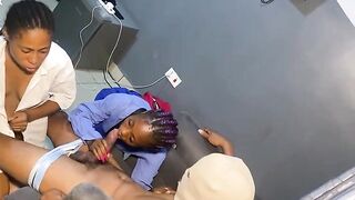 Deux étudiantes viennent pour se faire baiser. 1