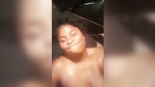 Elle montre son gros seins dans la toilette pour son homme
