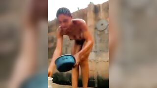 Elle se lave dehors