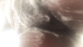 Gros seins moussé sur la douche