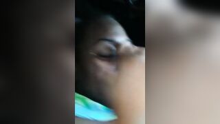 Baise forte dans la voiture