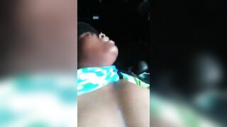 Baise forte dans la voiture