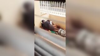 Quelle honte attrapé deux fille un garçon en plein partouz dehors