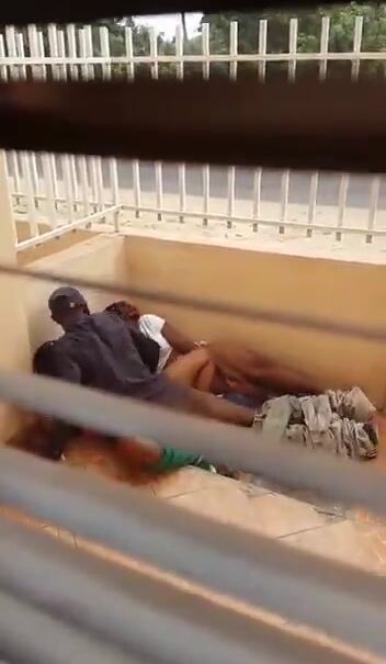 Quelle honte attrapé deux fille un garçon en plein partouz dehors