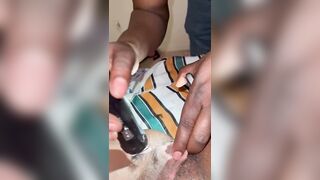 Coiffeur de chatte poilue