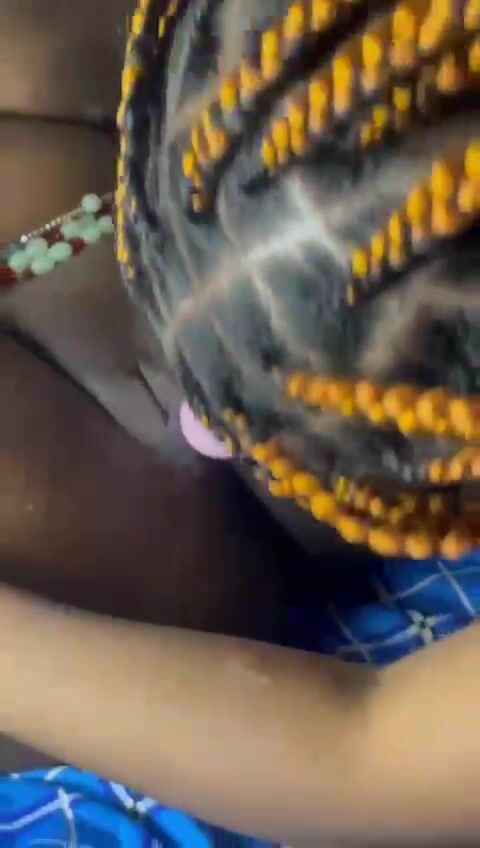 Bella utilises ses sextoys sur une lesbienne
