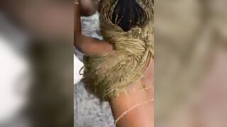 Petite avec perles aux reins.