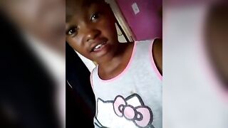 jeune fille se montre