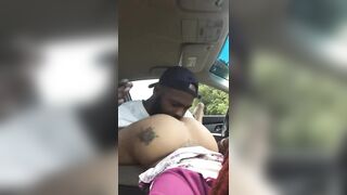 Je lèche le cul de ma pute dans la voiture