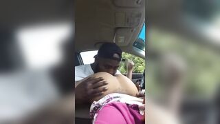 Je lèche le cul de ma pute dans la voiture