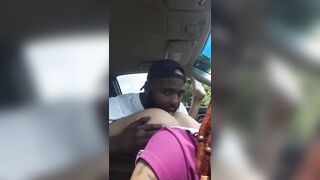 Je lèche le cul de ma pute dans la voiture
