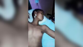 Une fille claire chez son mec 02